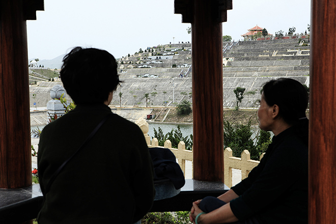 Đốt thẻ ATM, iPhone… cho tổ tiên dịp Tết thanh minh